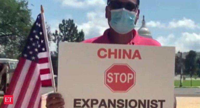 تماشا کنید: تظاهرات اعتراض آمیز آمریکایی-هندی ها علیه چین در خارج از ...